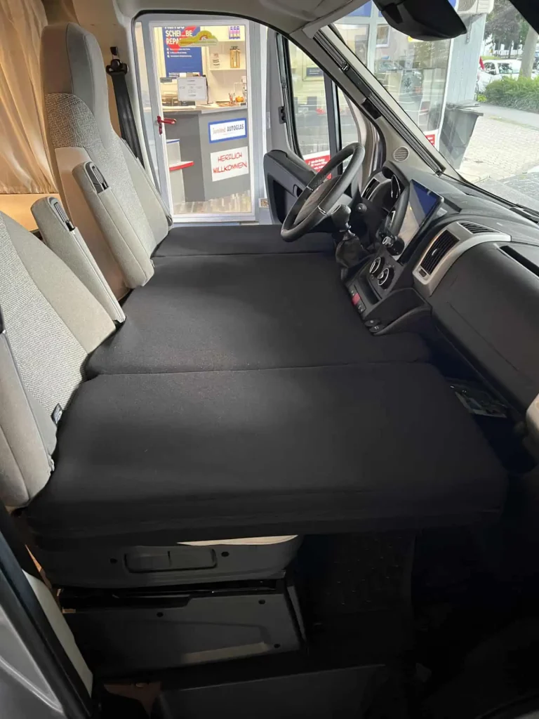 Praktisches Zusatzbett im Fahrerhaus vom Wohnmobil