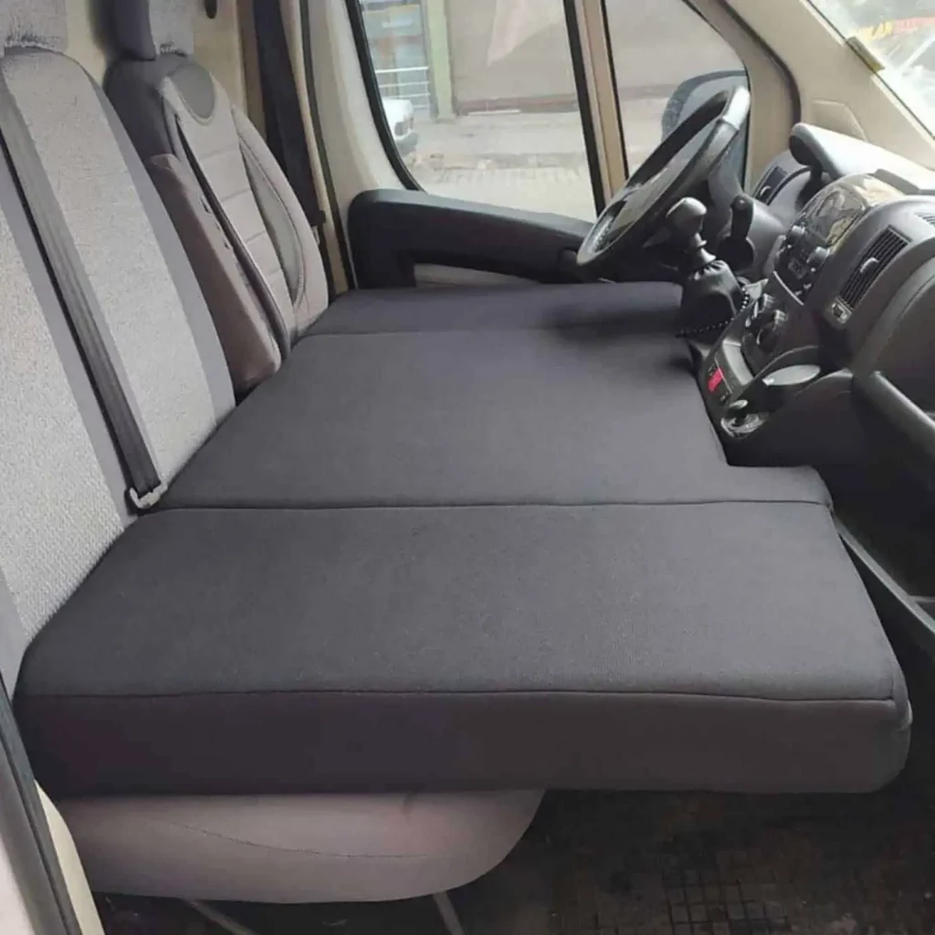 Praktisches Zusatzbett im Fahrerhaus vom Wohnmobil