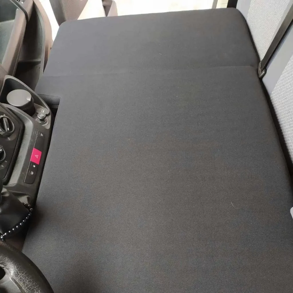 Praktisches Zusatzbett im Fahrerhaus vom Wohnmobil